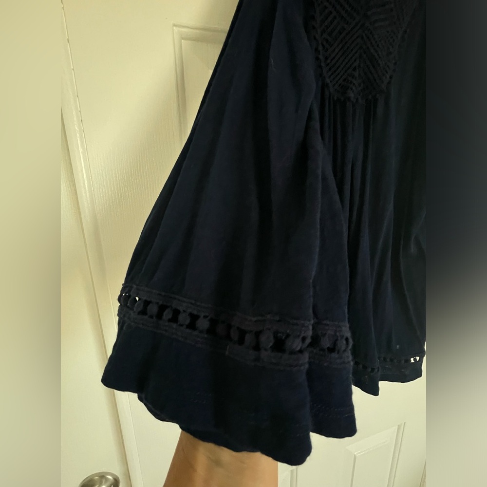 XL long sleeve cold shoulder White House Black Market top in navy. - Picture 6 of 7